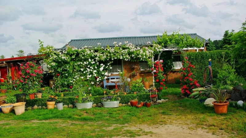 Gartenhaus mit blühenden Blumen